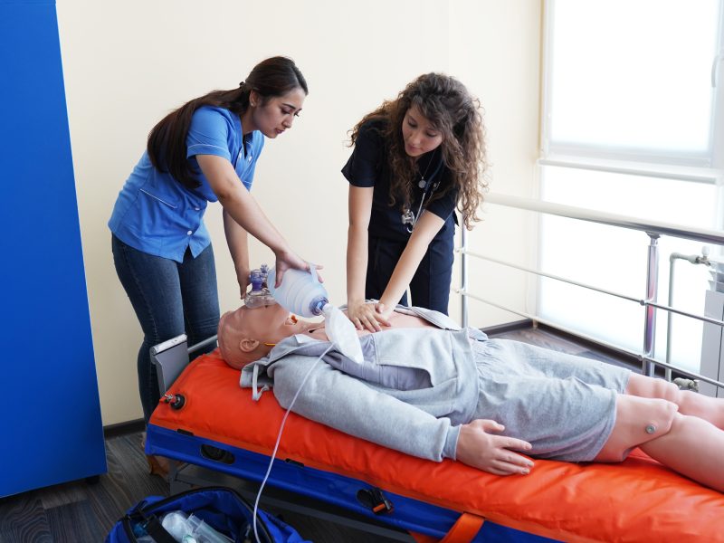 Estudiantes de enfermería aprenden a rescatar a los pacientes en caso de emergencia. Formación en reanimación cardiopulmonar con el muñeco de reanimación cardiopulmonar.
